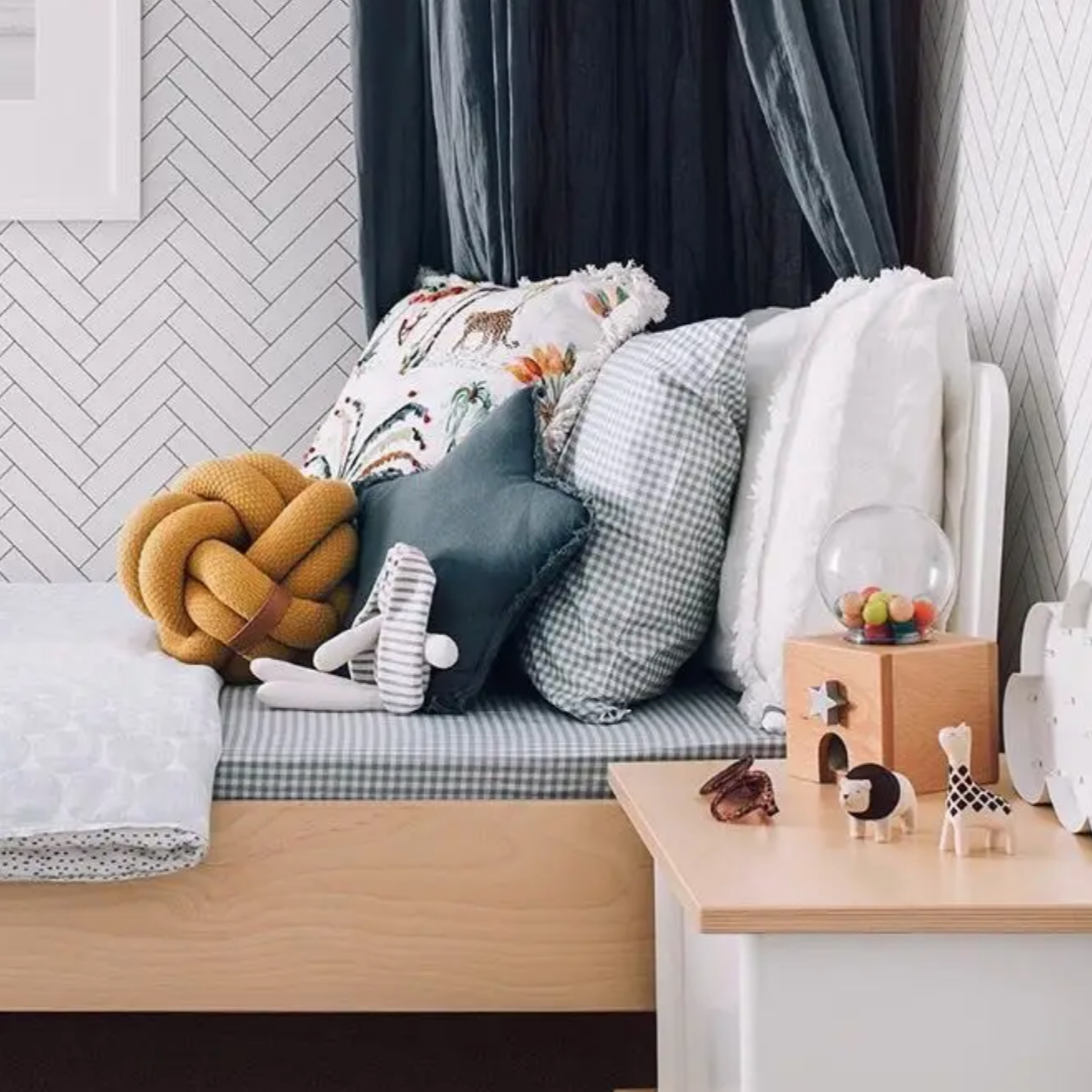 Gatcha Gatcha Wooden Gumball Dispenser